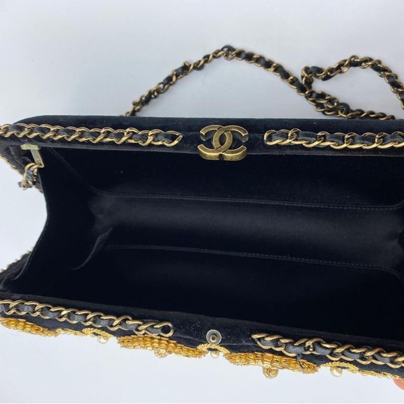 CHANEL RARE CLUTCH - Picture 8 of 10
